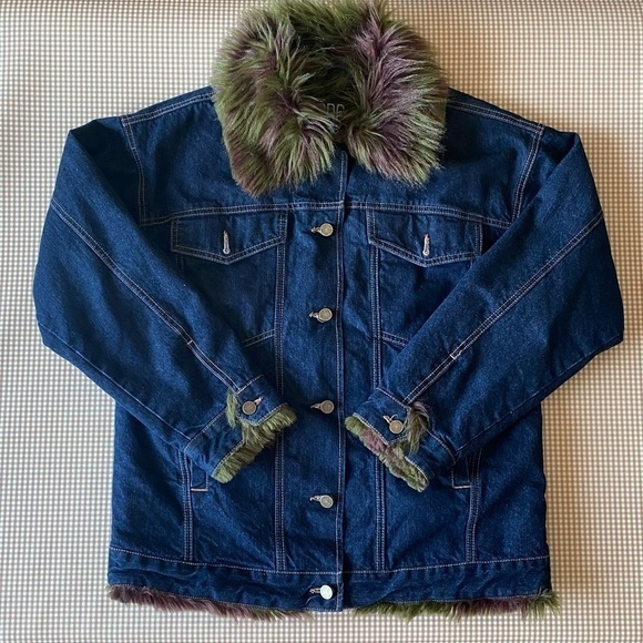 BDG Urban Outfitters Denim trucker w/ faux fur. Size
Medium/ Large - Picture 3 of 15